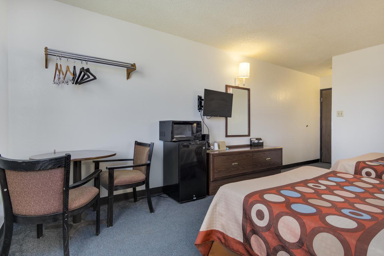 Hotel Super 8 By Wyndham Limon Extérieur photo